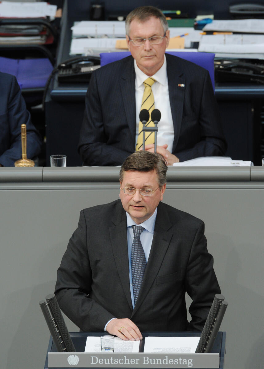 Grindel, Reinhard; Singhammer, Johannes Reinhard Grindel, CDU/CSU, Bundestagsabgeordneter, Abgeordneter, Mitglied Deutscher Bundestag, MdB, Rede, 97. Sitzung, Top 4, Thema: Verbindliche politische Regeln im Sport, Vorsitz: Bundestagsvizepräsident Johannes Singhammer, CDU/CSU.; Rednerpult.