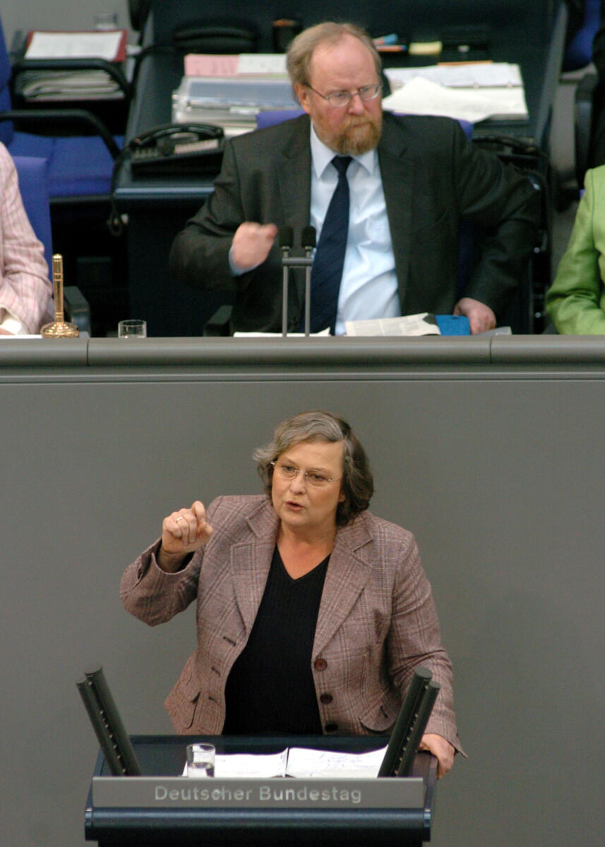 Höhn, Bärbel; Thierse, Wolfgang Bärbel Höhn, MdB, Bündnis 90/Die Grünen, Rede Deutscher Bundestag, 19. Sitzung, ZP2, Thema: Zur aktuellen Situation zur Vogelgrippe. Vorsitz: Bundestagsvizepräsident Wolfgang Thierse, SPD.; Rednerpult.