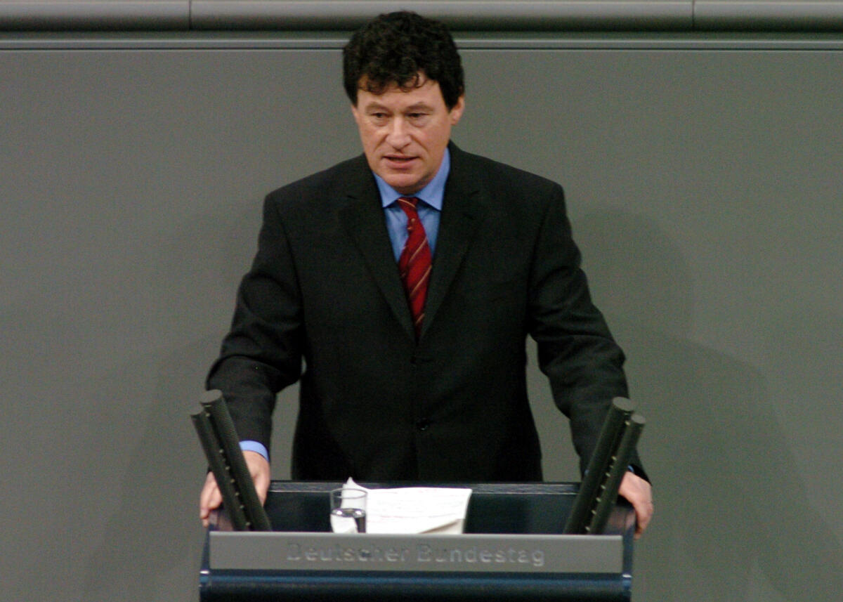Tabillion, Rainer Dr. Rainer Tabillion, MdB, SPD, Rede Deutscher Bundestag, 19. Sitzung, ZP3, Thema: Aktuelle Stunde, Übernahme ehemaliger Regierungsmitglieder in Aufsichtsräte und Vorstände deutscher Energiekonzerne.; Rednerpult.