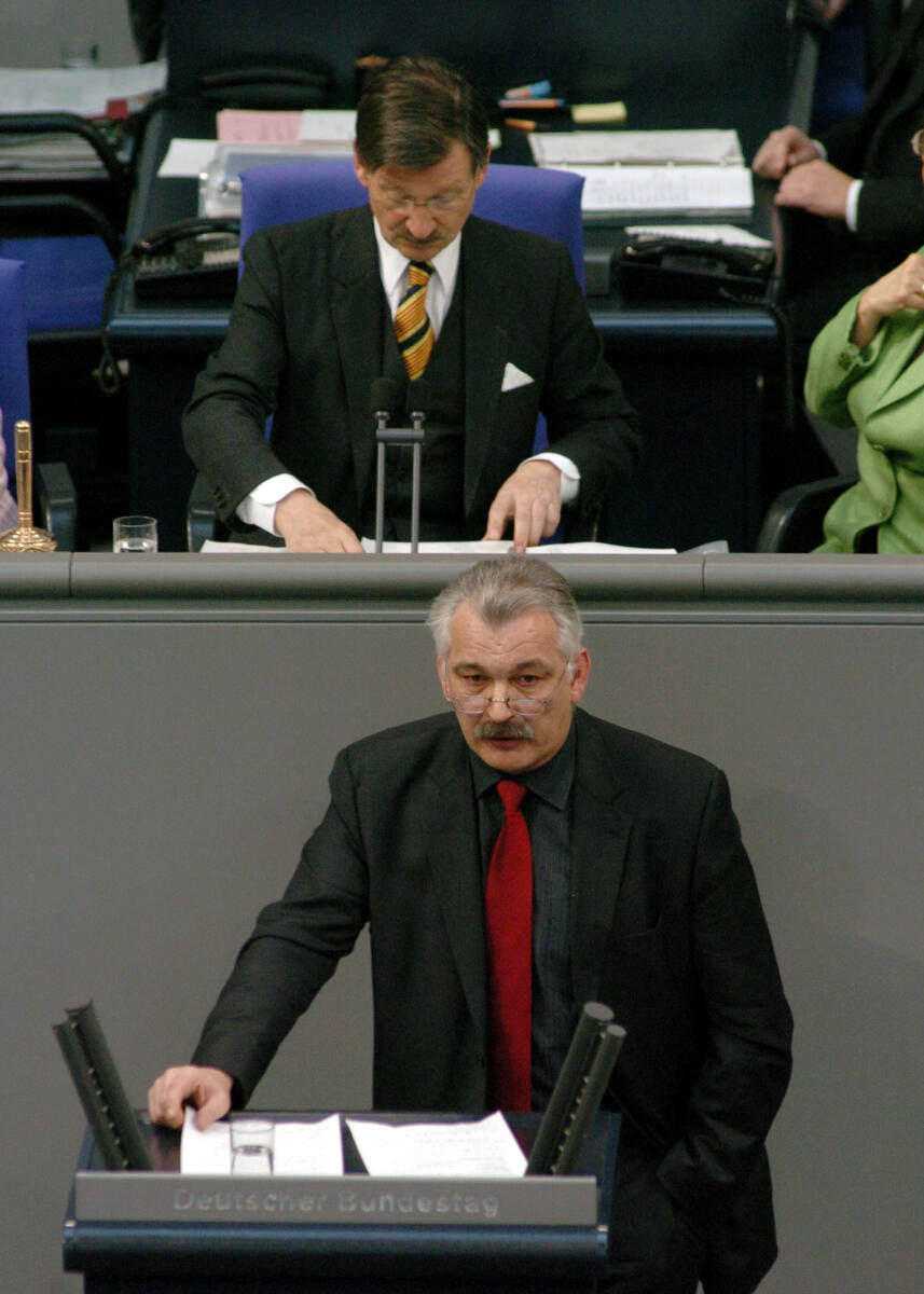 Priesmeier, Wilhelm; Solms, Hermann Otto Dr. Wilhelm Priesmeier, MdB, SPD, Rede Deutscher Bundestag, 19. Sitzung, ZP2, Thema: Zur aktuellen Situation zur Vogelgrippe. Vorsitz: Bundestagsvizepräsident Dr. Hermann Otto Solms, FDP.; Rednerpult.