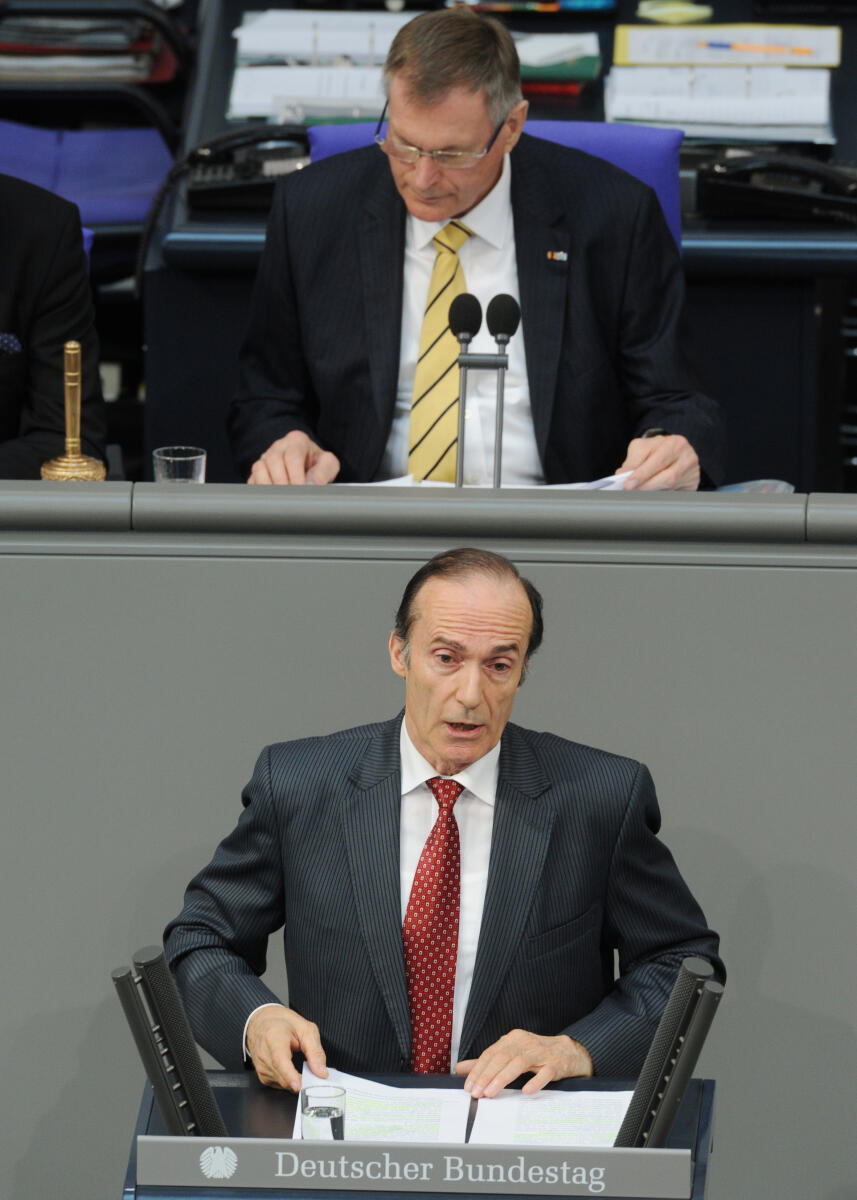 Gienger, Eberhard; Singhammer, Johannes Eberhard Gienger, CDU/CSU, Bundestagsabgeordneter, Abgeordneter, Mitglied Deutscher Bundestag, MdB, Rede, 97. Sitzung, Top 4, Thema: Verbindliche politische Regeln im Sport, Vorsitz: Bundestagsvizepräsident Johannes Singhammer, CDU/CSU.; Rednerpult.