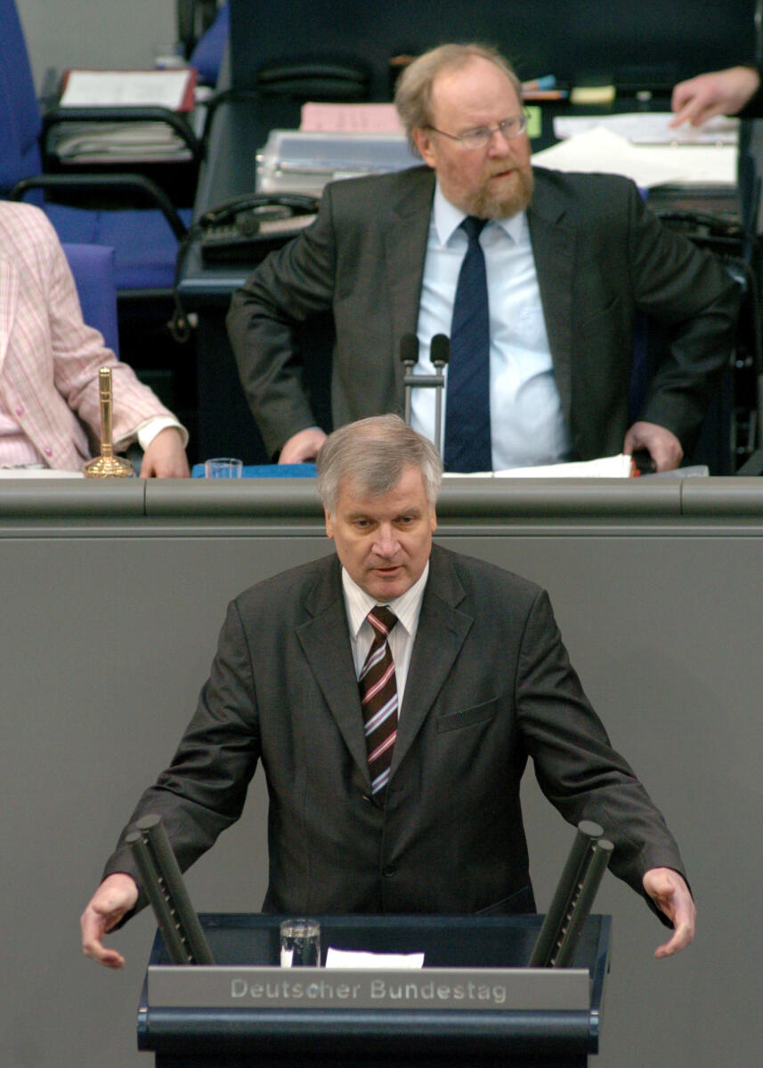 Horst Seehofer, BMin., CDU/CSU, Rede Deutscher Bundestag, 19. Sitzung, ZP2, Thema: Regierungserklärung zur aktuellen Situation zur Vogelgrippe. Vorsitz: Bundestagsvizepräsident Wolfgang Thierse, SPD.; Rednerpult. Seehofer, Horst Lorenz; Thierse, Wolfgang Horst Seehofer, BMin., CDU/CSU, Rede Deutscher Bundestag, 19. Sitzung, ZP2, Thema: Regierungserklärung zur aktuellen Situation zur Vogelgrippe. Vorsitz: Bundestagsvizepräsident Wolfgang Thierse, SPD.; Rednerpult.