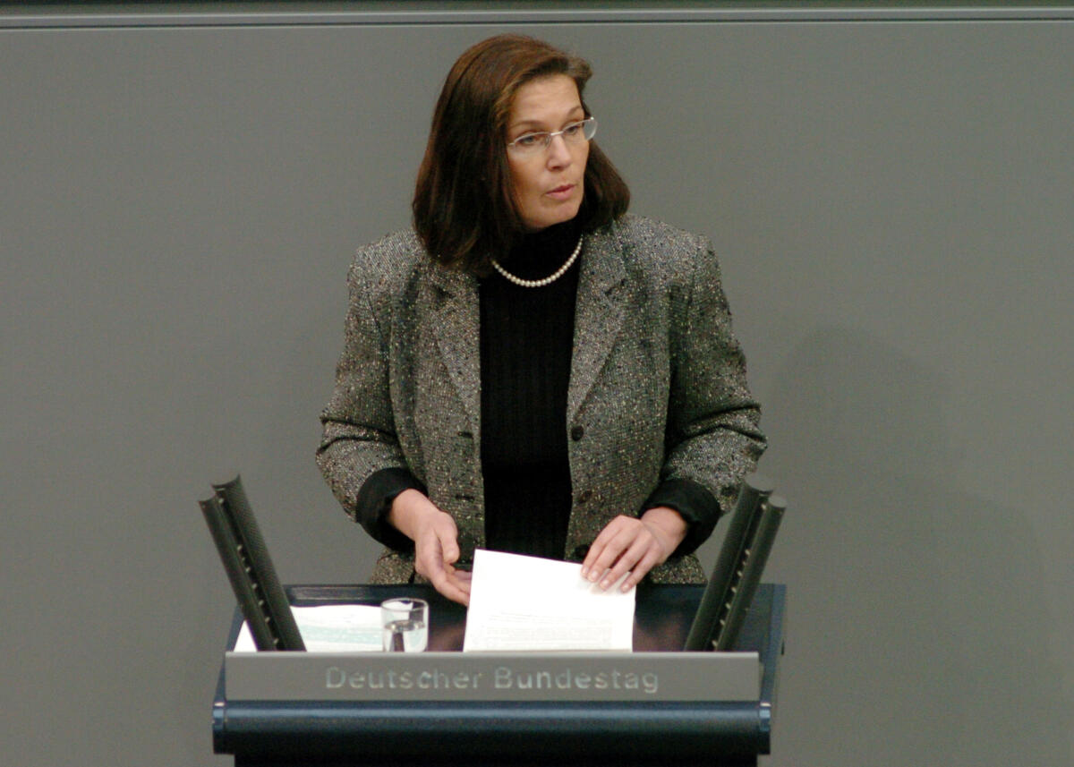 Tillmann, Antje Antje Tillmann, MdB, CDU/CSU, Rede Deutscher Bundestag, 19. Sitzung, TOP3, Thema: Steuerpolitik.; Rednerpult.