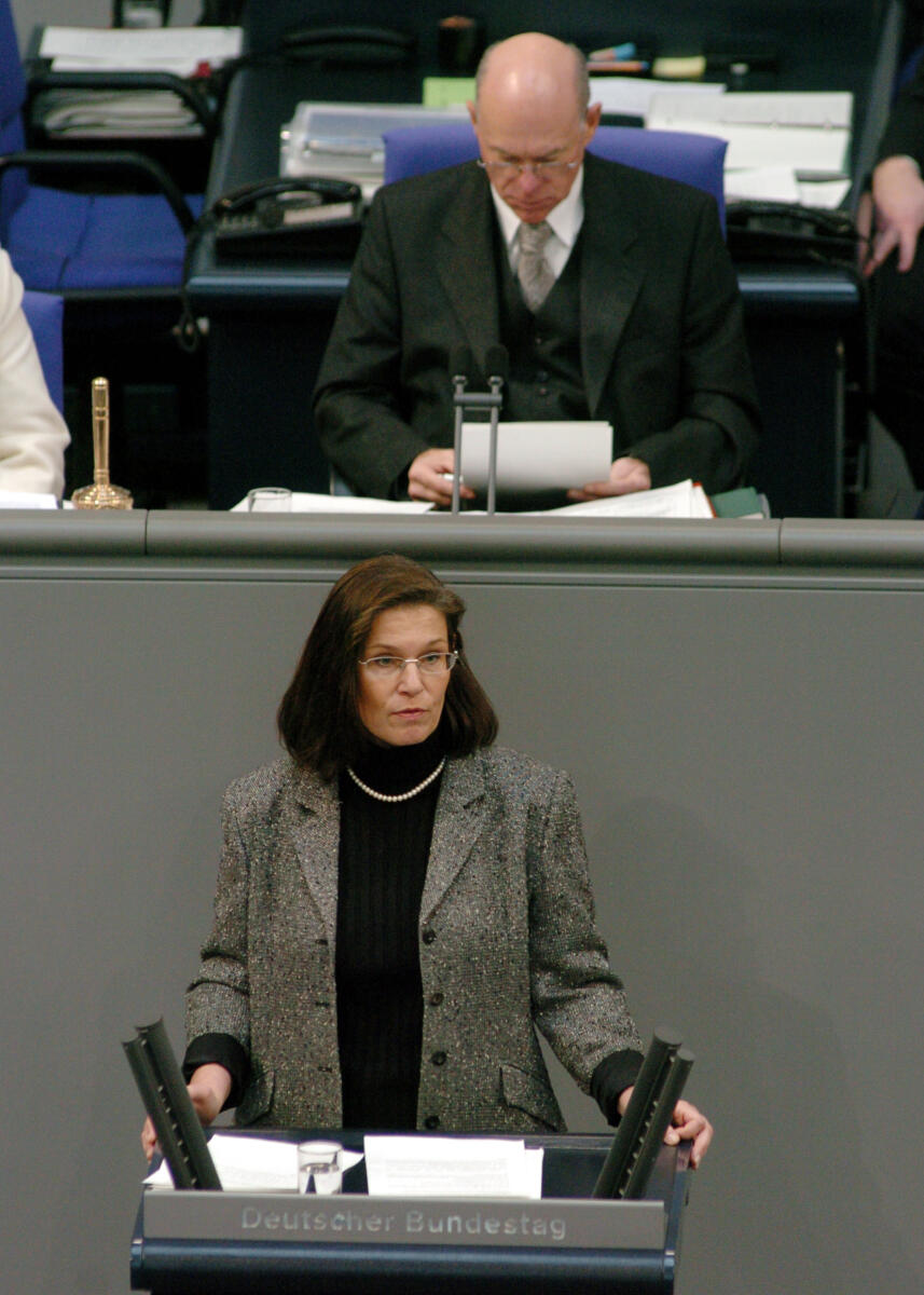 Tillmann, Antje; Lammert, Norbert Antje Tillmann, MdB, CDU/CSU, Rede Deutscher Bundestag, 19. Sitzung, TOP3, Thema: Steuerpolitik. Vorsitz: Bundestagspräsident Dr. Norbert Lammert, CDU/CSU.; Rednerpult.