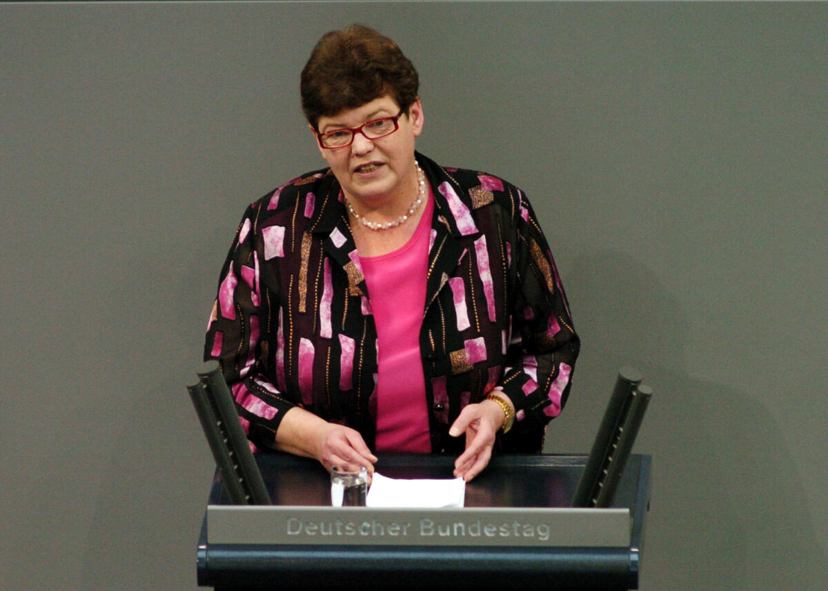 Westrich, Lydia Lydia Westrich, MdB, SPD, Rede Deutscher Bundestag, 19. Sitzung, TOP3, Thema: Steuerpolitik.; Rednerpult.