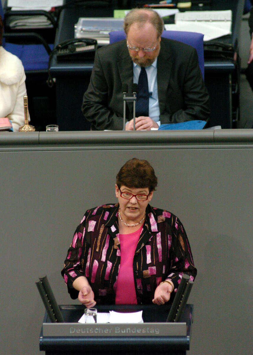 Westrich, Lydia; Thierse, Wolfgang Lydia Westrich, MdB, SPD, Rede Deutscher Bundestag, 19. Sitzung, TOP3, Thema: Steuerpolitik. Vorsitz: Bundestagsvizepräsident Wolfgang Thierse, SPD.; Rednerpult.
