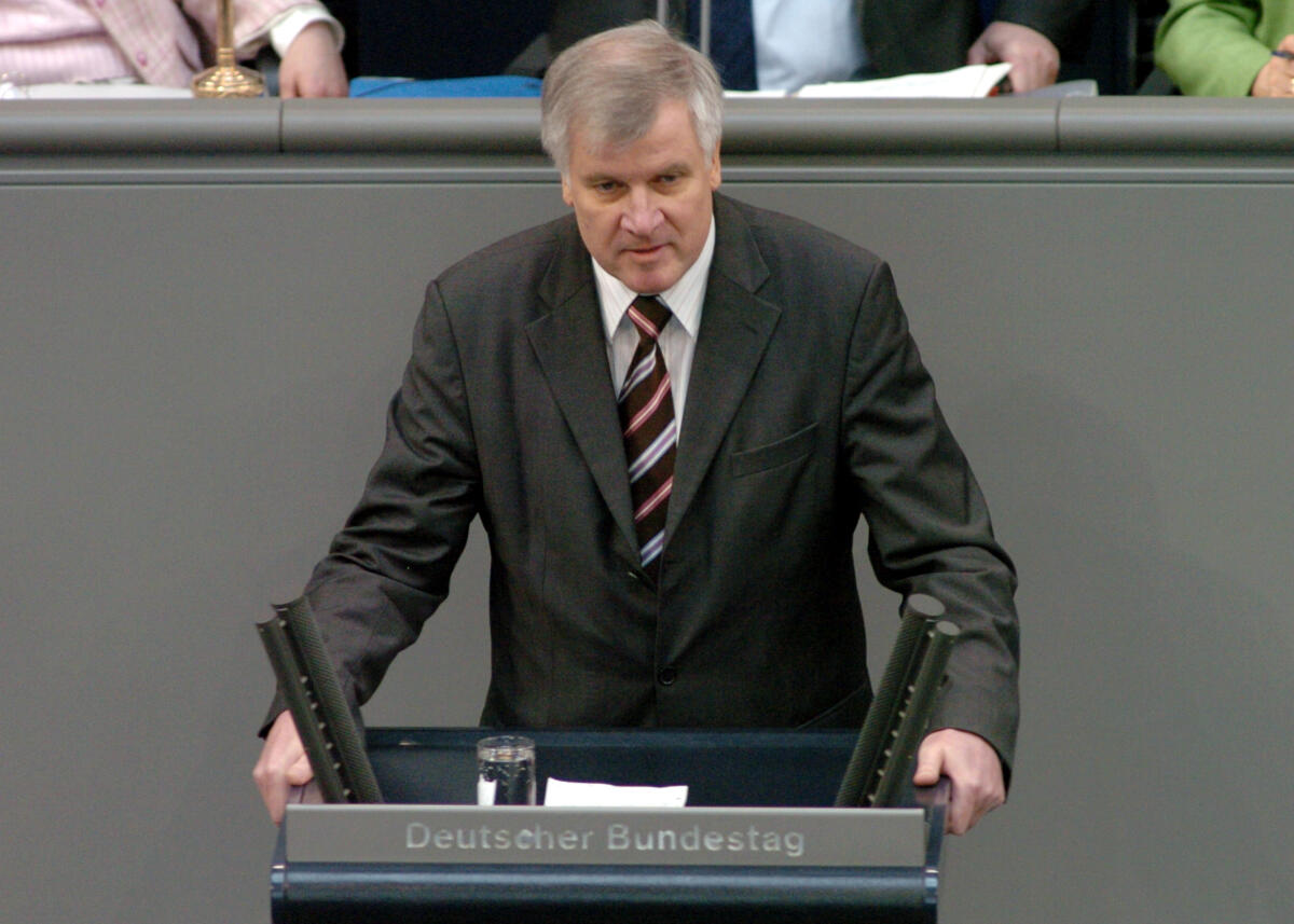 Seehofer, Horst Lorenz Horst Seehofer, BMin., CDU/CSU, Rede Deutscher Bundestag, 19. Sitzung, ZP2, Thema: Regierungserklärung zur aktuellen Situation zur Vogelgrippe.; Rednerpult.
