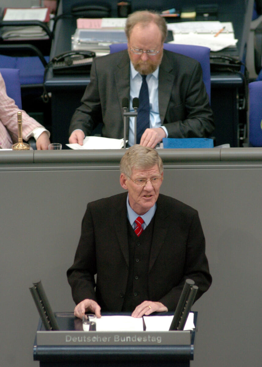 Blumentritt, Volker; Thierse, Wolfgang Volker Blumentritt, MdB, SPD, Rede Deutscher Bundestag, 19. Sitzung, ZP2, Thema: Zur aktuellen Situation zur Vogelgrippe. Vorsitz: Bundestagsvizepräsident Wolfgang Thierse, SPD.; Rednerpult.