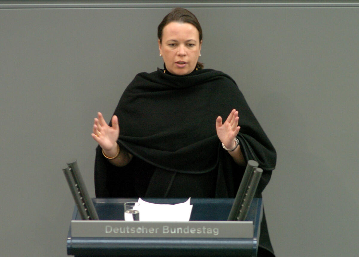 Heinen, Ursula Ursula Heinen, MdB, CDU/CSU, Rede Deutscher Bundestag, 19. Sitzung, ZP2, Thema: Zur aktuellen Situation zur Vogelgrippe.; Rednerpult.