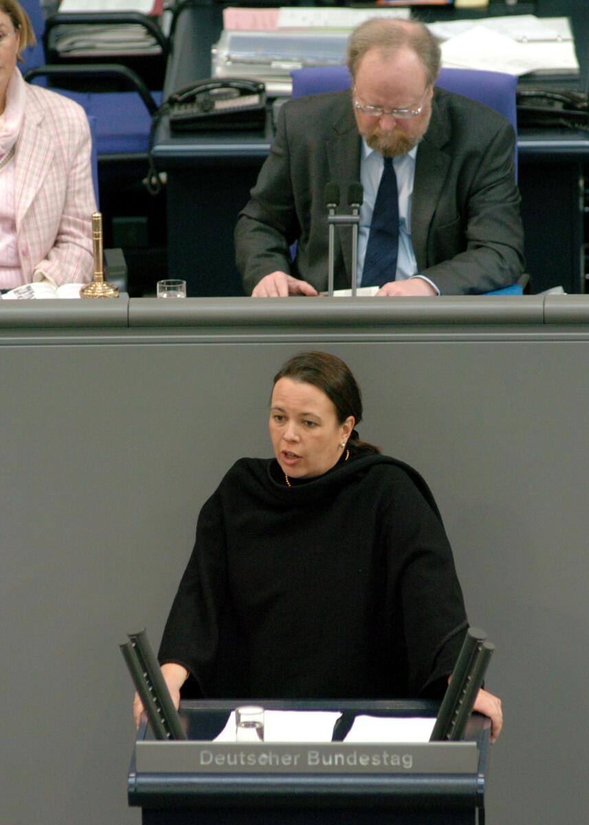 Heinen, Ursula; Thierse, Wolfgang Ursula Heinen, MdB, CDU/CSU, Rede Deutscher Bundestag, 19. Sitzung, ZP2, Thema: Zur aktuellen Situation zur Vogelgrippe. Vorsitz: Bundestagsvizepräsident Wolfgang Thierse, SPD.; Rednerpult.