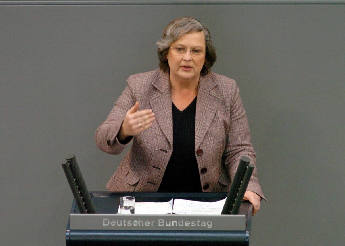 Bärbel Höhn, MdB, Bündnis 90/Die Grünen, Rede Deutscher Bundestag, 19. Sitzung, ZP2, Thema: Zur aktuellen Situation zur Vogelgrippe.; Rednerpult. Höhn, Bärbel Bärbel Höhn, MdB, Bündnis 90/Die Grünen, Rede Deutscher Bundestag, 19. Sitzung, ZP2, Thema: Zur aktuellen Situation zur Vogelgrippe.; Rednerpult.