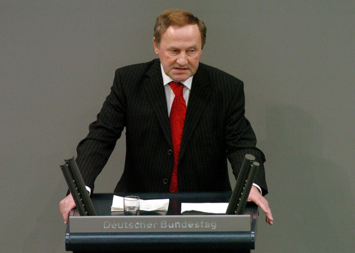 Geisen, Edmund Peter Dr. Edmund Peter Geisen, MdB, FDP, Rede Deutscher Bundestag, 19. Sitzung, ZP2, Thema: Zur aktuellen Situation zur Vogelgrippe.; Rednerpult.