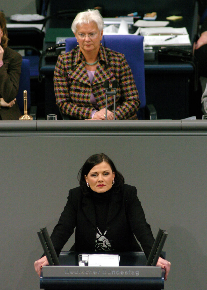 Connemann, Gitta; Hasselfeldt, Gerda Gitta Connemann, MdB, CDU/CSU, Rede Deutscher Bundestag, 18. Sitzung, ZP1, Thema: Aktuelle Stunde, geplante Kürzungen bei Hartz IV zu Lasten junger Erwachsener. Vorsitz: Bundestagsvizepräsidentin Gerda Hasselfeldt, CDU/CSU.

Rednerpult.