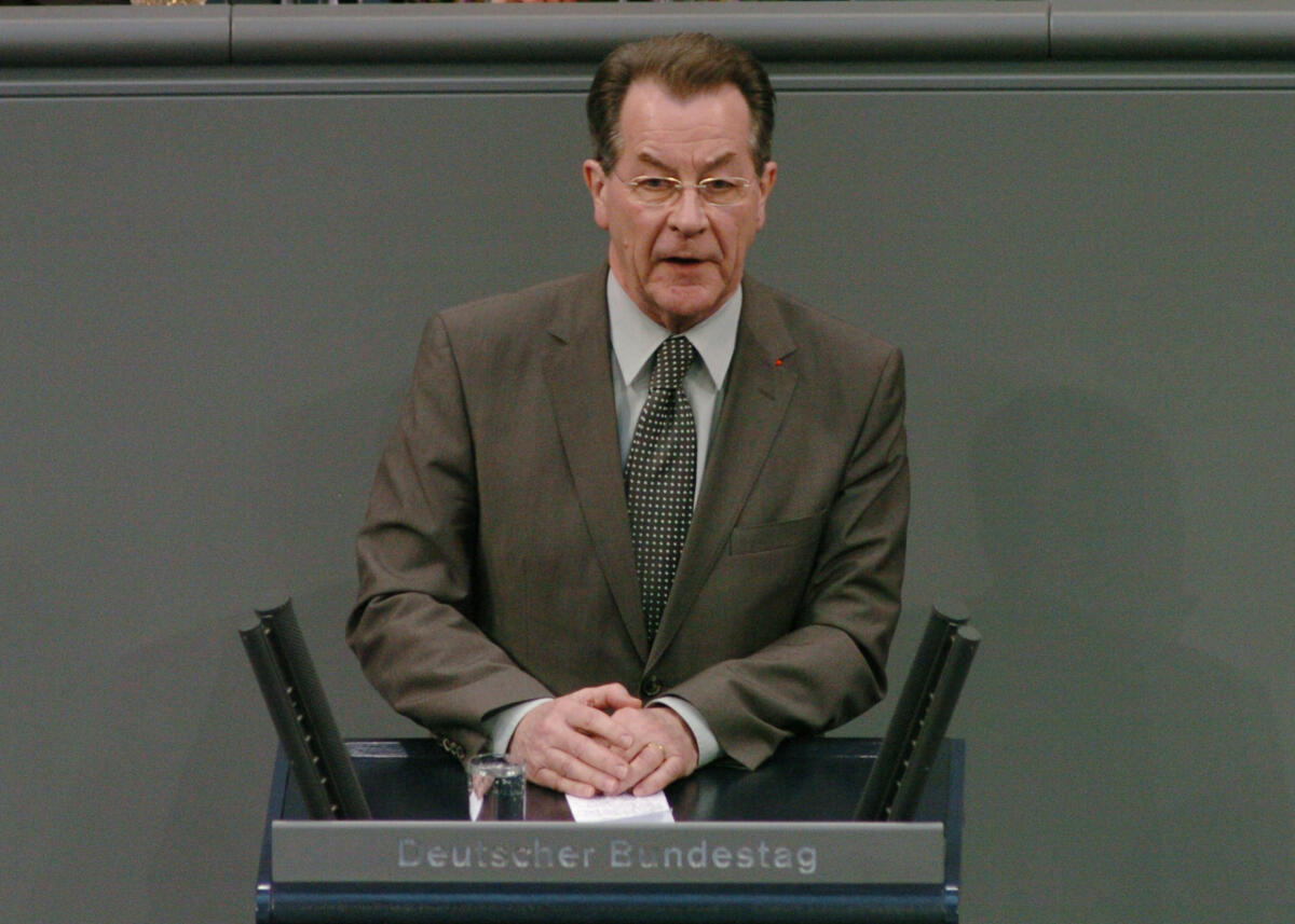 Müntefering, Franz Franz Müntefering, BMin., SPD, Rede Deutscher Bundestag, 18. Sitzung, ZP1, Thema: Aktuelle Stunde, geplante Kürzungen bei Hartz IV zu Lasten junger Erwachsener.

Rednerpult.