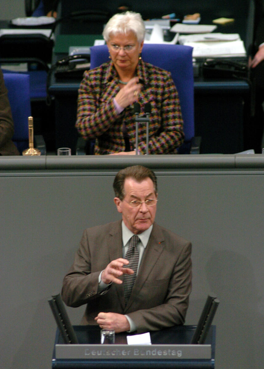 Müntefering, Franz; Hasselfeldt, Gerda Franz Müntefering, BMin., SPD, Rede Deutscher Bundestag, 18. Sitzung, ZP1, Thema: Aktuelle Stunde, geplante Kürzungen bei Hartz IV zu Lasten junger Erwachsener. Vorsitz: Bundestagsvizepräsidentin Gerda Hasselfeldt, CDU/CSU.

Rednerpult.