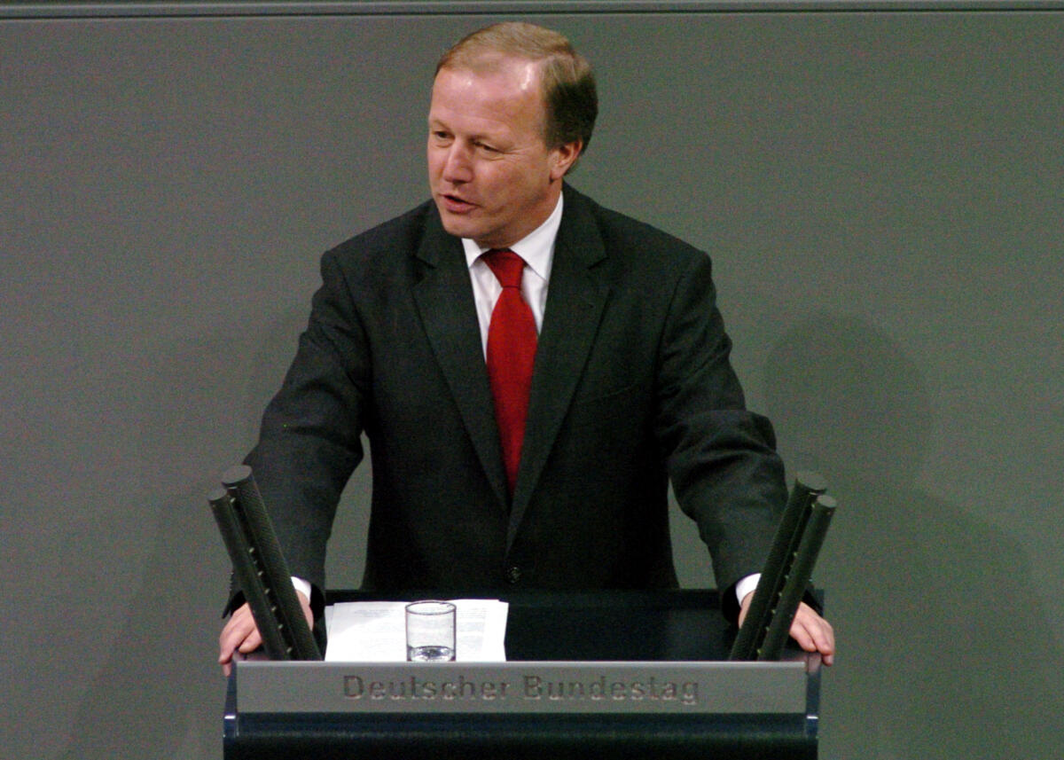 Weiß, Peter Peter Weiß, MdB, CDU/CSU, Rede Deutscher Bundestag, 18. Sitzung, ZP1, Thema: Aktuelle Stunde, geplante Kürzungen bei Hartz IV zu Lasten junger Erwachsener.

Rednerpult.