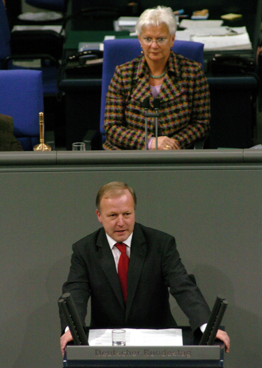 Peter Weiß, MdB, CDU/CSU, Rede Deutscher Bundestag, 18. Sitzung, ZP1, Thema: Aktuelle Stunde, geplante Kürzungen bei Hartz IV zu Lasten junger Erwachsener. Vorsitz: Bundestagsvizepräsidentin Gerda Hasselfeldt, CDU/CSU.
Rednerpult. Weiß, Peter; Hasselfeldt, Gerda Peter Weiß, MdB, CDU/CSU, Rede Deutscher Bundestag, 18. Sitzung, ZP1, Thema: Aktuelle Stunde, geplante Kürzungen bei Hartz IV zu Lasten junger Erwachsener. Vorsitz: Bundestagsvizepräsidentin Gerda Hasselfeldt, CDU/CSU.
Rednerpult.