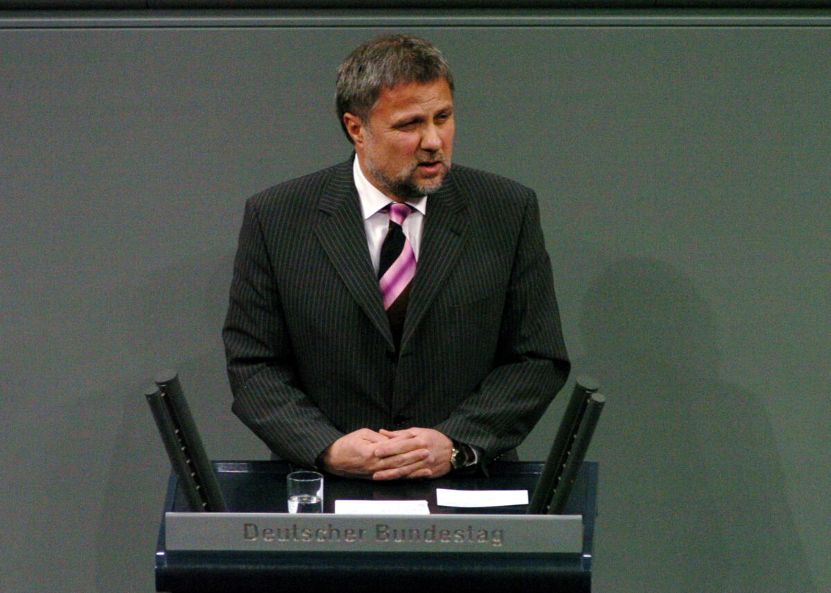 Grotthaus, Wolfgang Wolfgang Grotthaus, MdB, SPD, Rede Deutscher Bundestag, 18. Sitzung, ZP1, Thema: Aktuelle Stunde, geplante Kürzungen bei Hartz IV zu Lasten junger Erwachsener.

Rednerpult.