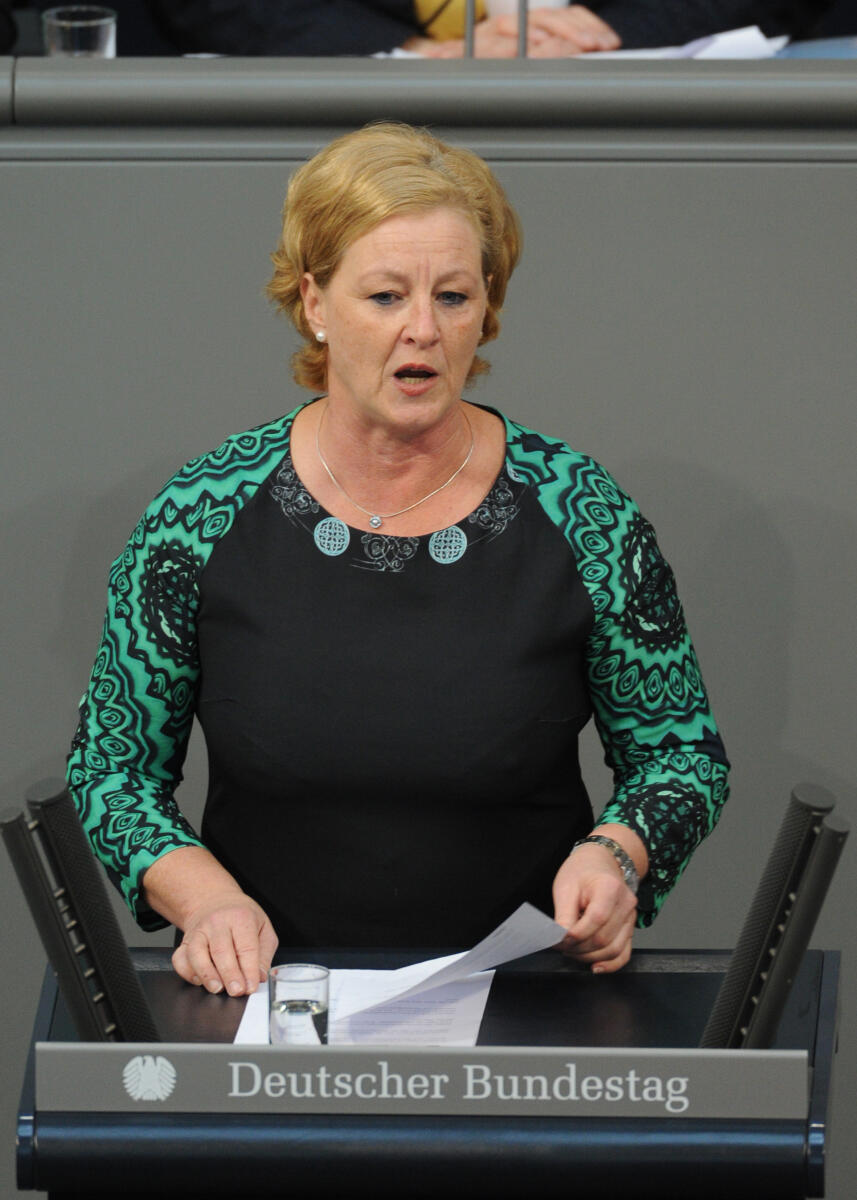 Michael Engelmeier, SPD, Bundestagsabgeordnete, Abgeordnete, Mitglied Deutscher Bundestag, MdB, Rede, 97. Sitzung, Top 4, Thema: Verbindliche politische Regeln im Sport, Redner 4.; Rednerpult. Engelmeier, Michaela Michael Engelmeier, SPD, Bundestagsabgeordnete, Abgeordnete, Mitglied Deutscher Bundestag, MdB, Rede, 97. Sitzung, Top 4, Thema: Verbindliche politische Regeln im Sport, Redner 4.; Rednerpult.