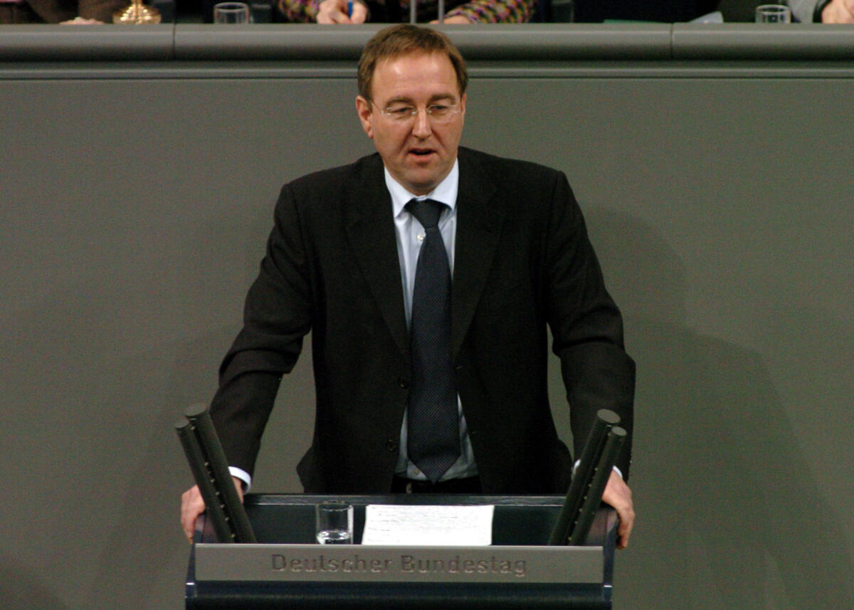 Stöckel, Rolf Rolf Stöckel, MdB, SPD, Rede Deutscher Bundestag, 18. Sitzung, ZP1, Thema: Aktuelle Stunde, geplante Kürzungen bei Hartz IV zu Lasten junger Erwachsener.

Rednerpult.