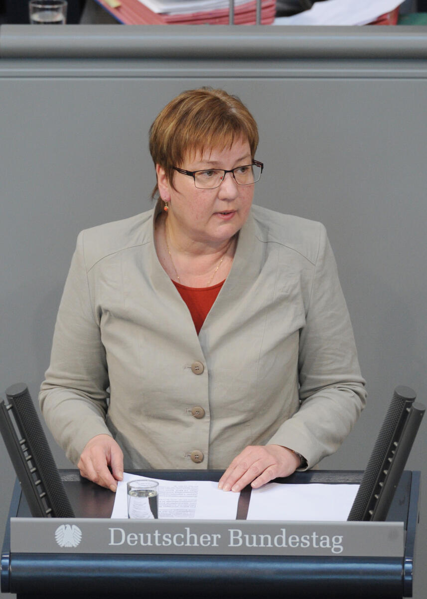 Gleicke, Iris Iris Gleicke, PSts., SPD, Bundestagsabgeordnete, Abgeordnete, Mitglied Deutscher Bundestag, MdB, Rede, 109. Sitzung, Top 3, Thema: Bürokratieentlastungsgesetz, Redner 1.; Rednerpult.