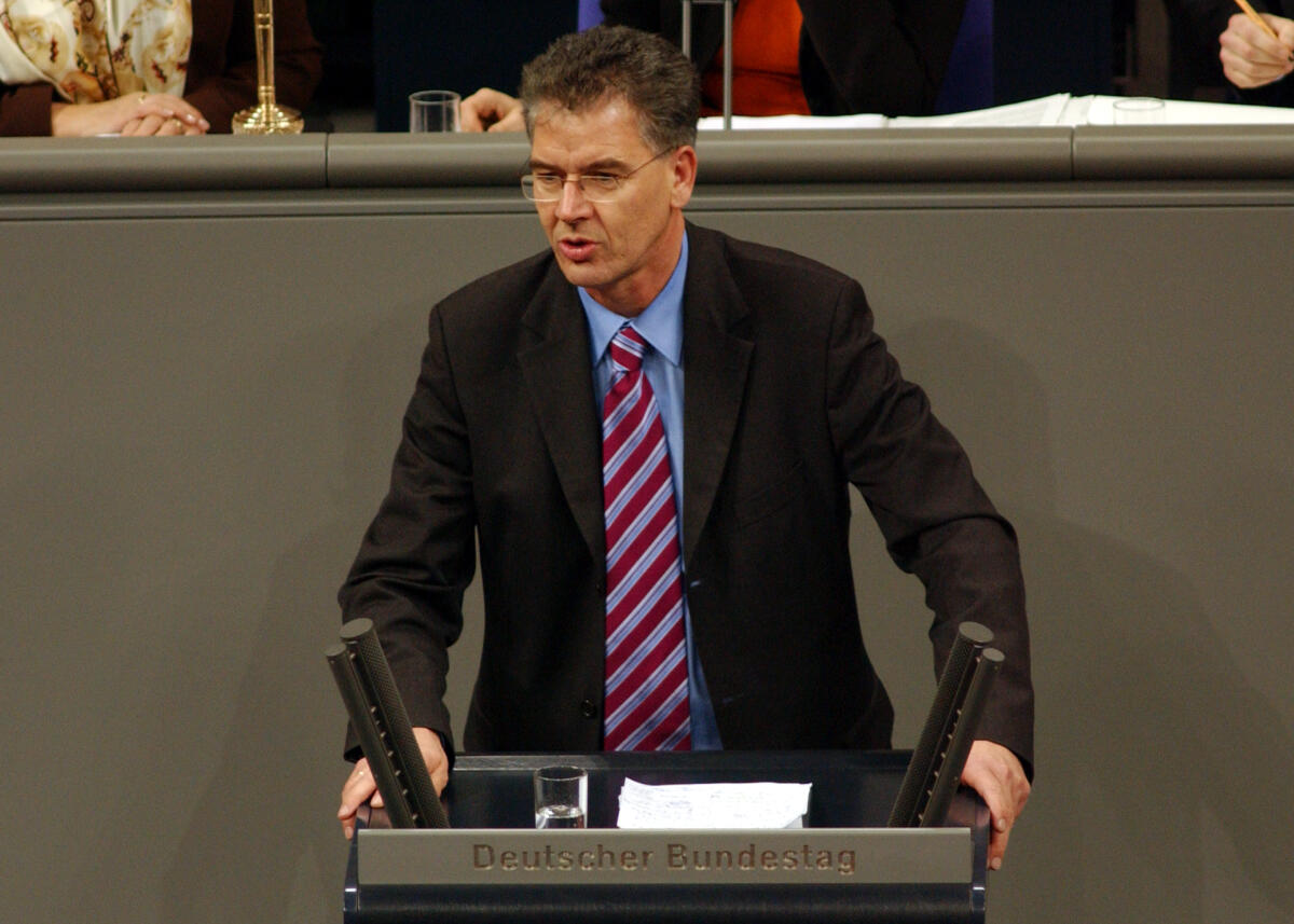 Dr. Gerd Müller, PSts., CDU/CSU, Rede Deutscher Bundestag, 16. Sitzung.; Rednerpult. Müller, Gerd Dr. Gerd Müller, PSts., CDU/CSU, Rede Deutscher Bundestag, 16. Sitzung.; Rednerpult.