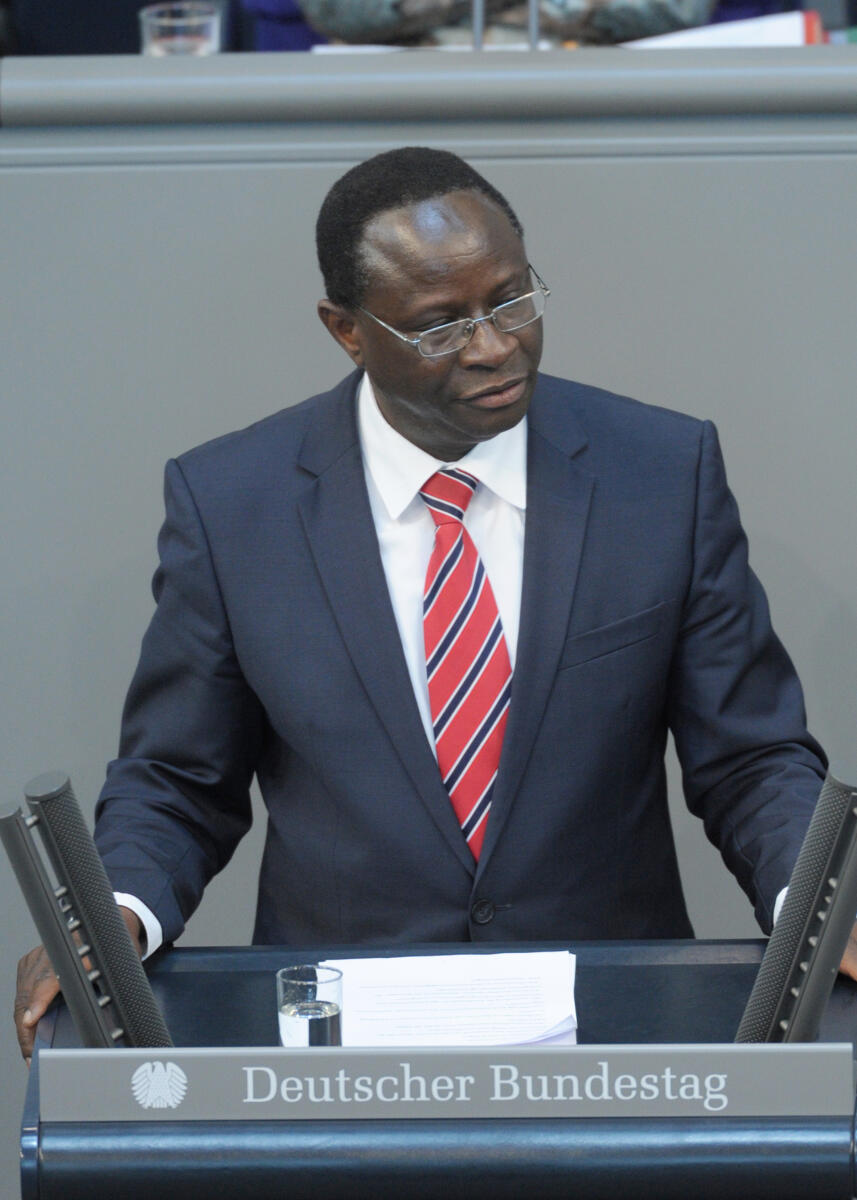 Dr. Karamba Diaby, SPD, Bundestagsabgeordneter, Abgeordneter, Mitglied Deutscher Bundestag, MdB, Rede, 109. Sitzung, Top 4, Thema: Arbeitsmarktpolitik für Asylsuchende, Redner 12.; Rednerpult. Diaby, Karamba Dr. Karamba Diaby, SPD, Bundestagsabgeordneter, Abgeordneter, Mitglied Deutscher Bundestag, MdB, Rede, 109. Sitzung, Top 4, Thema: Arbeitsmarktpolitik für Asylsuchende, Redner 12.; Rednerpult.