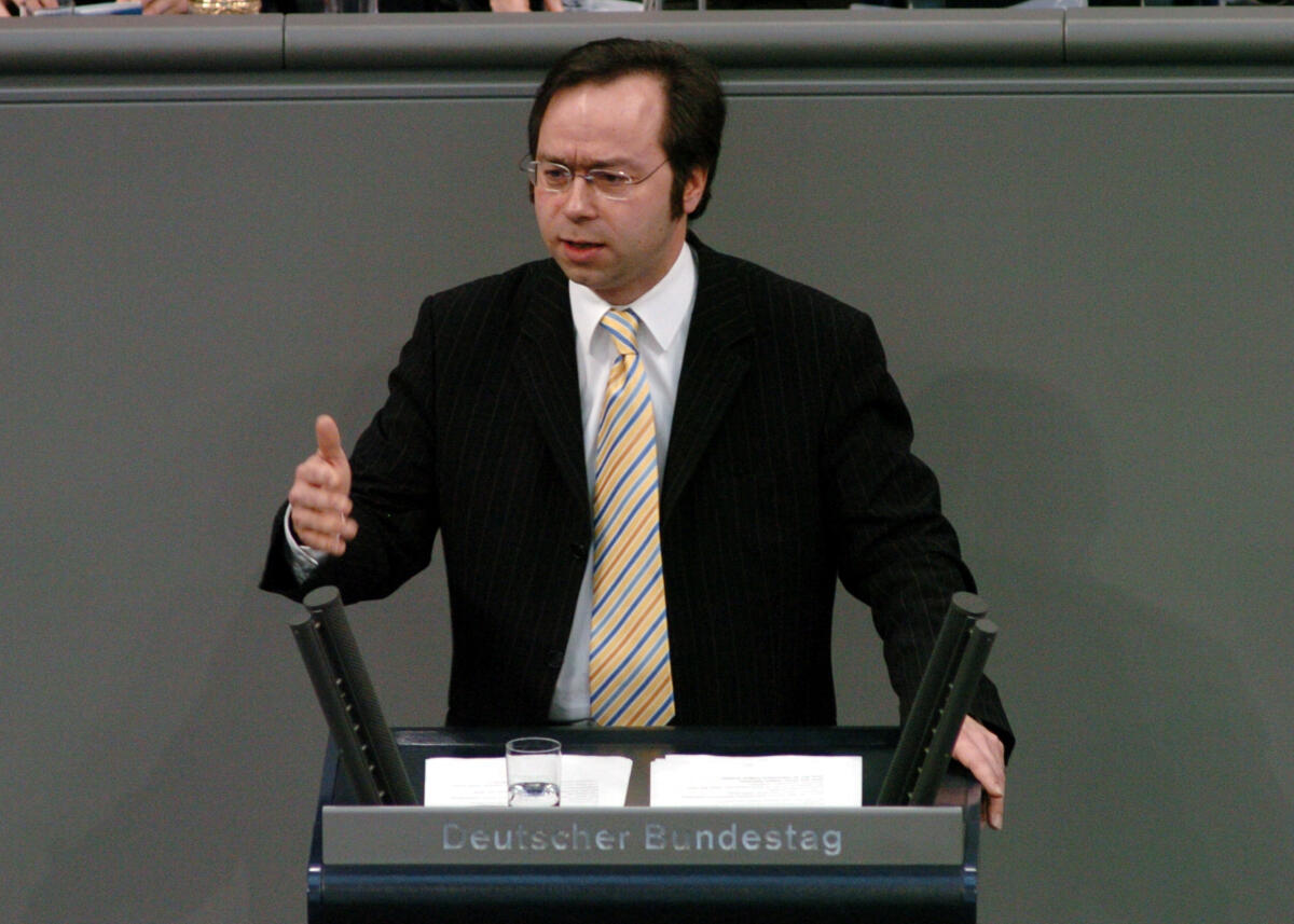 Meinhardt, Patrick Patrick Meinhardt, FDP, MdB, Rede Deutscher Bundestag, 17. Sitzung, TOP 6, Thema: . Berufsbildungsbericht 2005, Ausbildungspakt. Rednerpult.