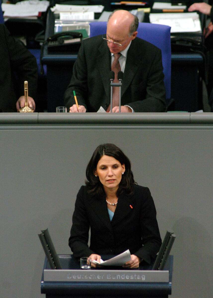 Schwarzelühr-Sutter, Rita; Lammert, Norbert Rita Schwarzelühr-Sutter, SPD, MdB, Rede Deutscher Bundestag, 17. Sitzung, TOP 19, Thema: Sanierung der Verkehrsinfrastruktur. Vorsitz: Bundestagspräsident Dr. Norbert Lammert. Rednerpult.