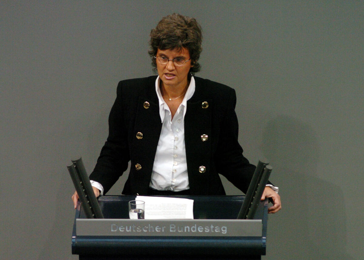 Möllring, Eva Eva Möllring, CDU/CSU, MdB, Rede Deutscher Bundestag, 17. Sitzung, TOP 17, Thema: . Elternbeitragsfreie Kinderbetreuung.; Rednerpult.