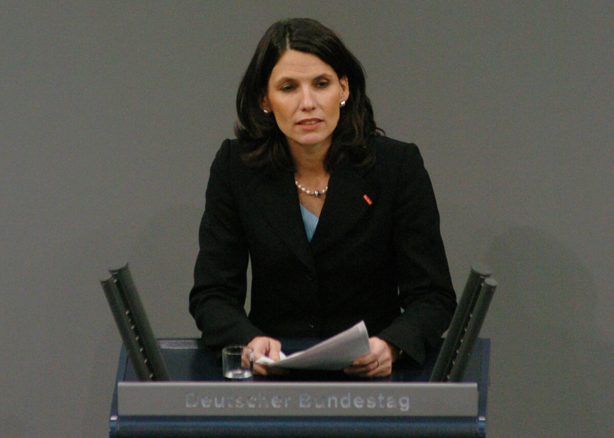 Rita Schwarzelühr-Sutter, SPD, MdB, Rede Deutscher Bundestag, 17. Sitzung, TOP 19, Thema: Sanierung der Verkehrsinfrastruktur. Rednerpult. Schwarzelühr-Sutter, Rita; Lammert, Norbert Rita Schwarzelühr-Sutter, SPD, MdB, Rede Deutscher Bundestag, 17. Sitzung, TOP 19, Thema: Sanierung der Verkehrsinfrastruktur. Rednerpult.