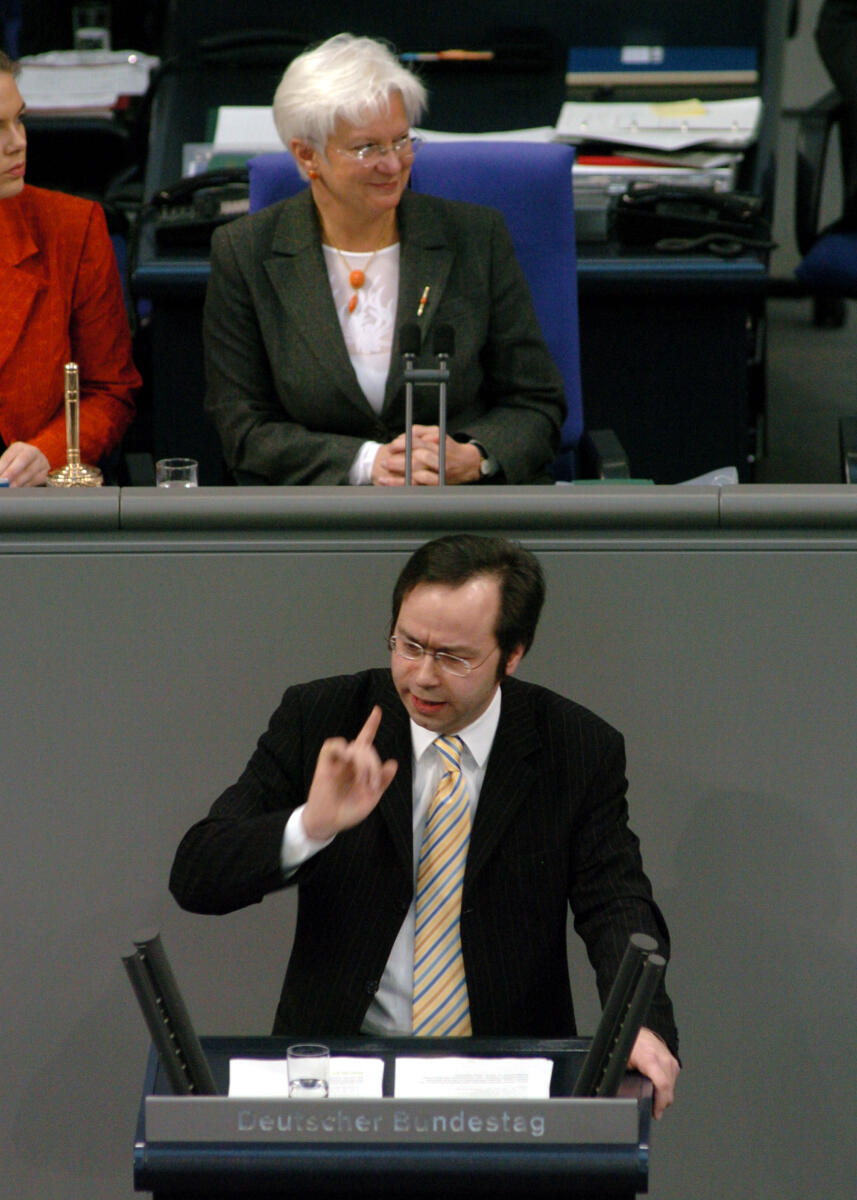 Meinhardt, Patrick; Hasselfeldt, Gerda Patrick Meinhardt, FDP, MdB, Rede Deutscher Bundestag, 17. Sitzung, TOP 6, Thema: . Berufsbildungsbericht 2005, Ausbildungspakt. Vorsitz: Bundestagsvizepräsidentin Gerda Hasselfeldt, CDU/CSU. Rednerpult.