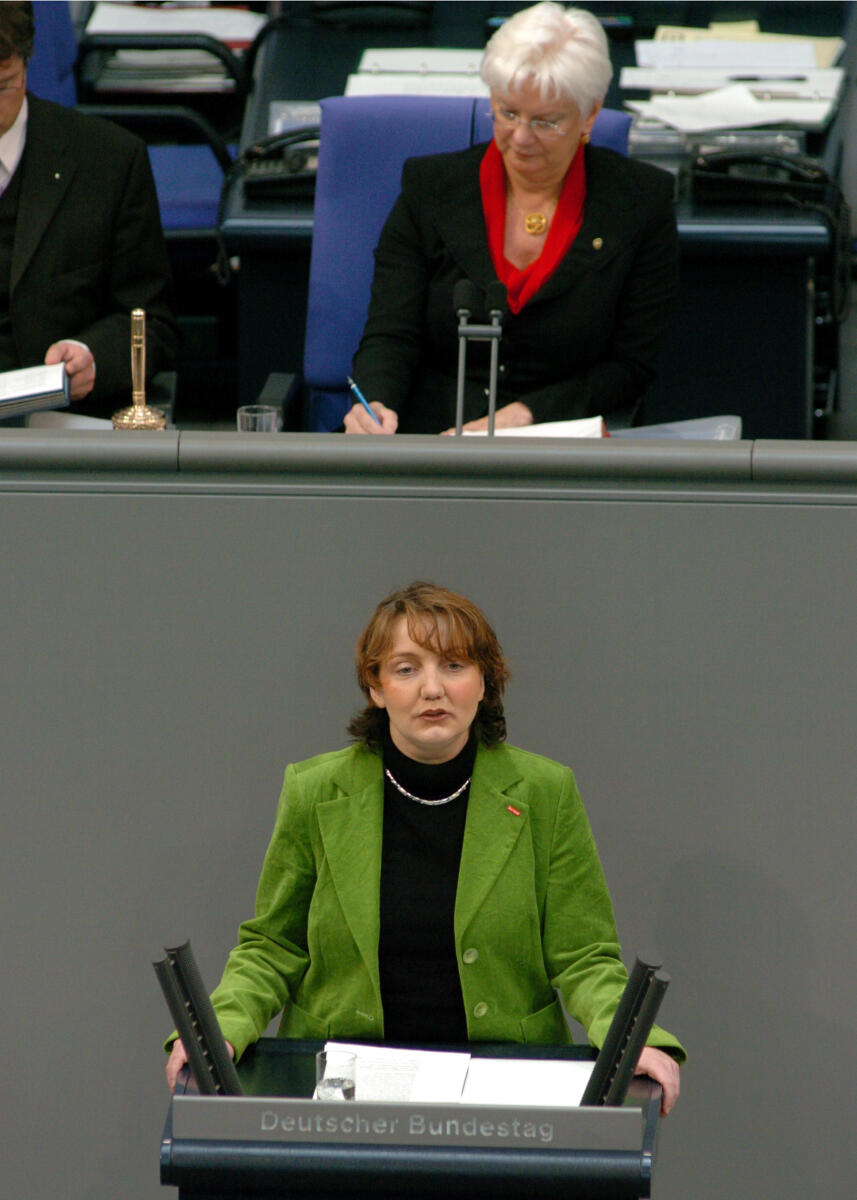Mast, Katja; Hasselfeldt, Gerda Katja Mast, MdB, SPD, Rede Deutscher Bundestag, 16. Sitzung, TOP 3, Thema: Moderne Dienstleistungen am Arbeitsmarkt. Vorsitz: Bundestagsvizepräsidentin Gerda Hasselfeldt, CDU/CSU.

Rednerpult.