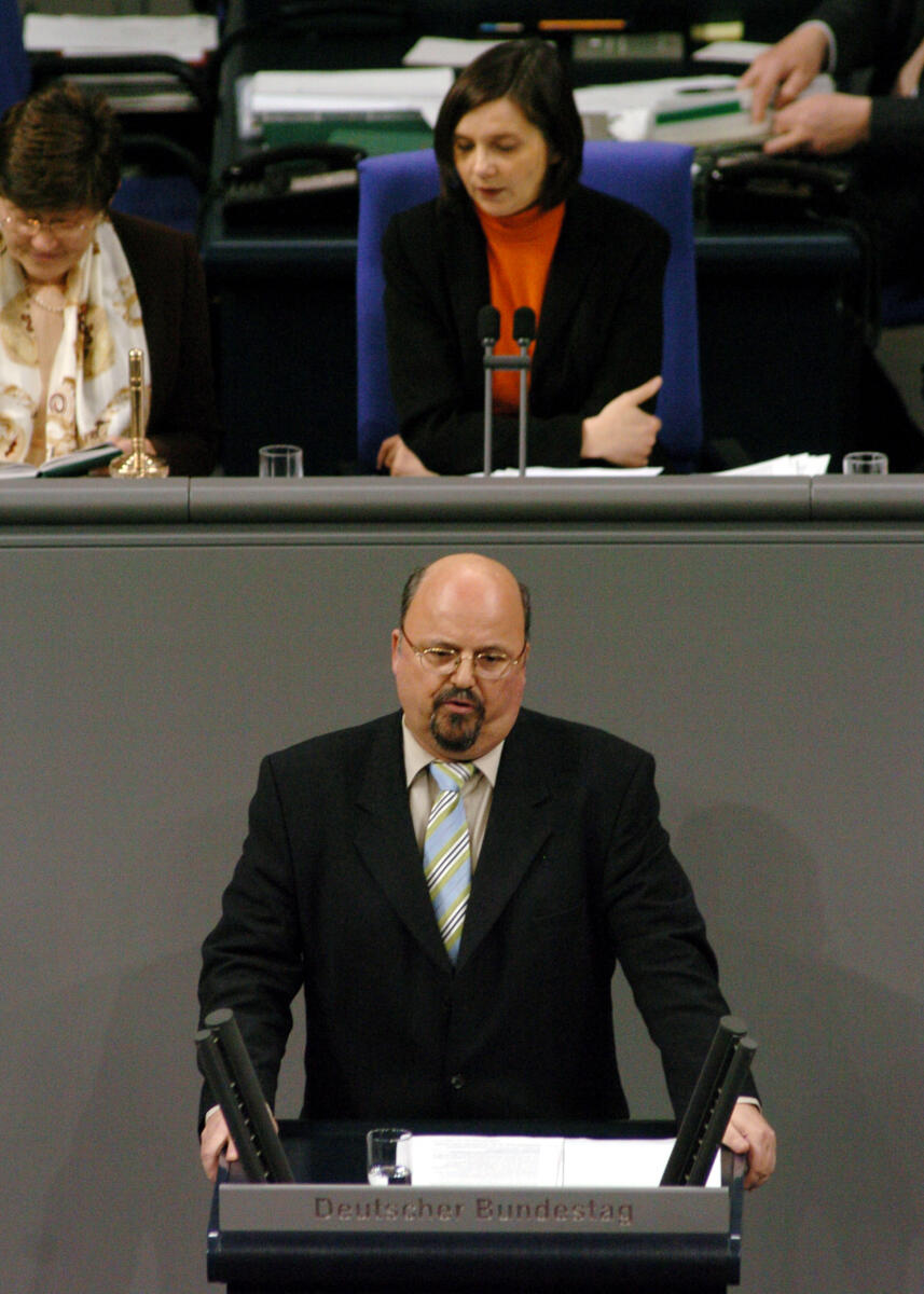 Gunkel, Wolfgang; Göring-Eckardt, Katrin Wolfgang Gunkel, MdB, SPD, Rede Deutscher Bundestag, 16. Sitzung, TOP 10, Thema: Bundeswehreinsatz-Fussballweltmeisterschaft 2006. Vorsitz: Bundestagsvizepräsidentin Katrin Göring-Eckardt, Bündnis 90/Die Grünen.; Rednerpult.