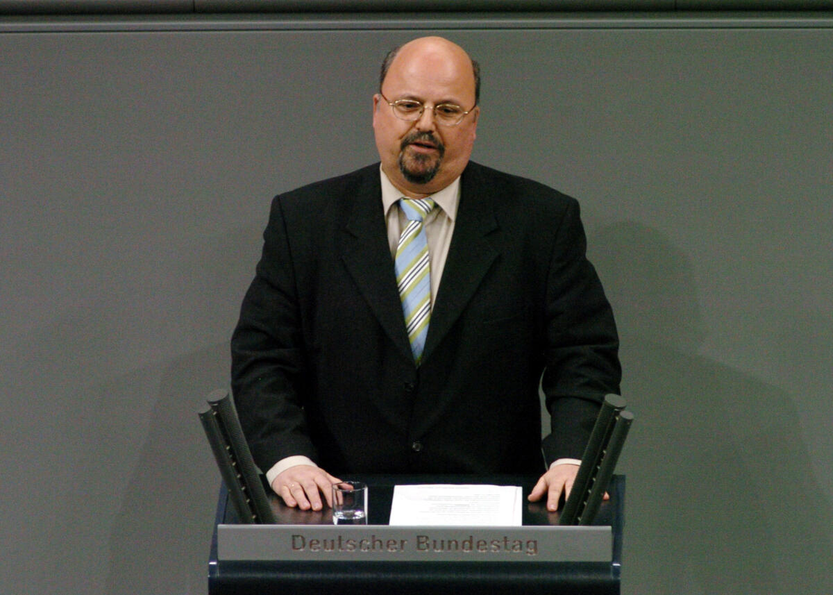 Gunkel, Wolfgang Wolfgang Gunkel, MdB, SPD, Rede Deutscher Bundestag, 16. Sitzung, TOP 10, Thema: Bundeswehreinsatz-Fussballweltmeisterschaft 2006.; Rednerpult.