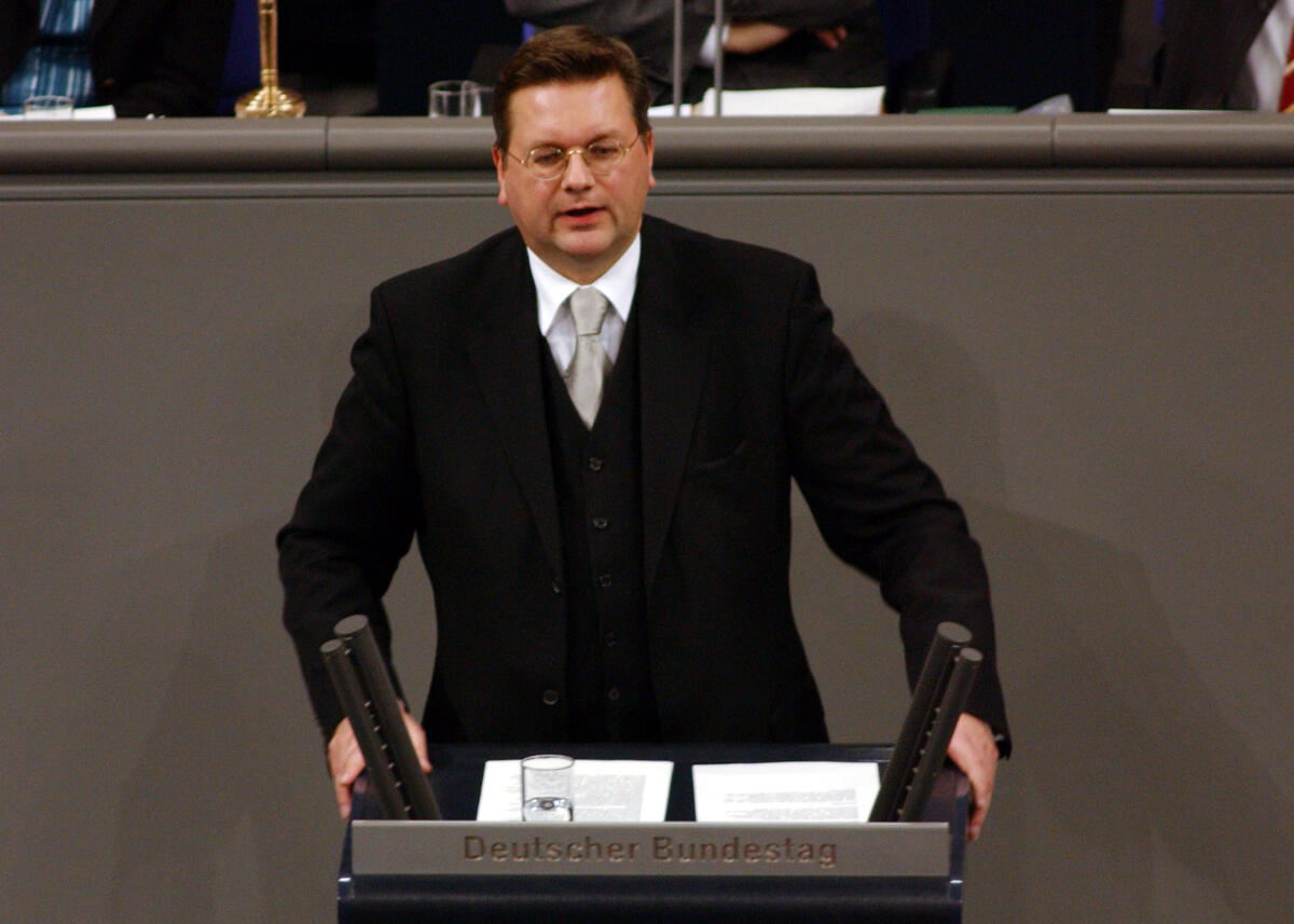 Grindel, Reinhard Reinhard Grindel, CDU/CSU,  MdB, Rede Deutscher Bundestag, 15. Sitzung, TOP 14, Thema: Situation von Ausländern ohne Aufenthaltsstatus.  Rednerpult.