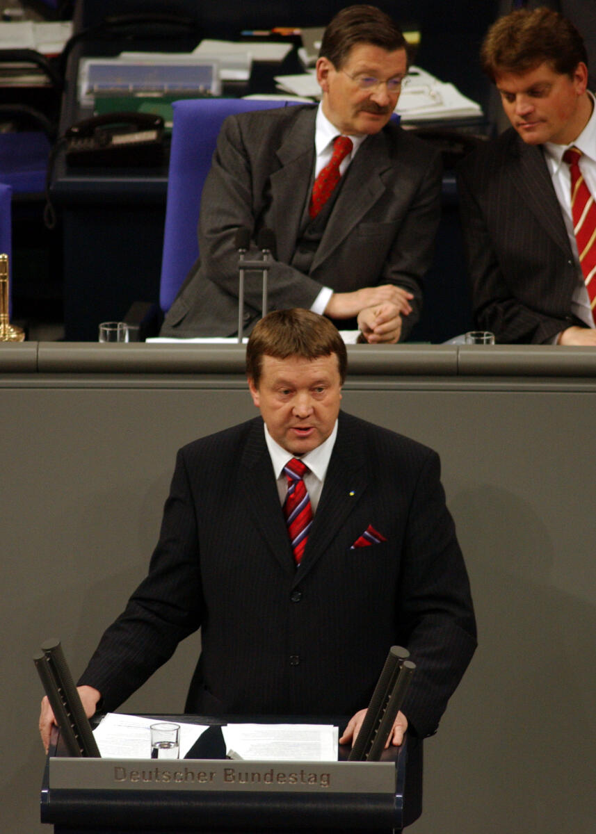Heinz-Peter Haustein, FDP, MdB, Rede Deutscher Bundestag, 17. Sitzung, TOP 6, Thema: Berufsbildungsbericht 2005, Ausbildungspakt. Vorsitz: Bundestagsvizepräsident Dr. Hermann Otto Solms, FDP. Rednerpult. Haustein, Heinz-Peter; Solms, Hermann Otto Heinz-Peter Haustein, FDP, MdB, Rede Deutscher Bundestag, 17. Sitzung, TOP 6, Thema: Berufsbildungsbericht 2005, Ausbildungspakt. Vorsitz: Bundestagsvizepräsident Dr. Hermann Otto Solms, FDP. Rednerpult.
