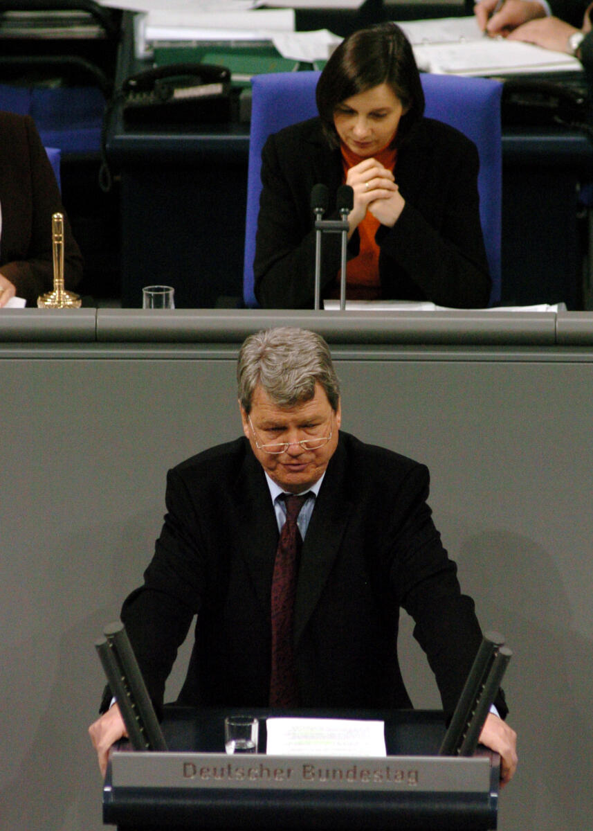 Wieland, Wolfgang; Göring-Eckardt, Katrin Wolfgang Wieland, MdB, Bündnis 90/Die Grünen, Rede Deutscher Bundestag, 16. Sitzung, TOP10, Thema: Bundeswehreinsatz-Fussballweltmeisterschaft 2006. Vorsitz: Bundestagsvizepräsidentin Katrin Göring-Eckardt, Bündnis 90/Die Grünen.

Rednerpult.