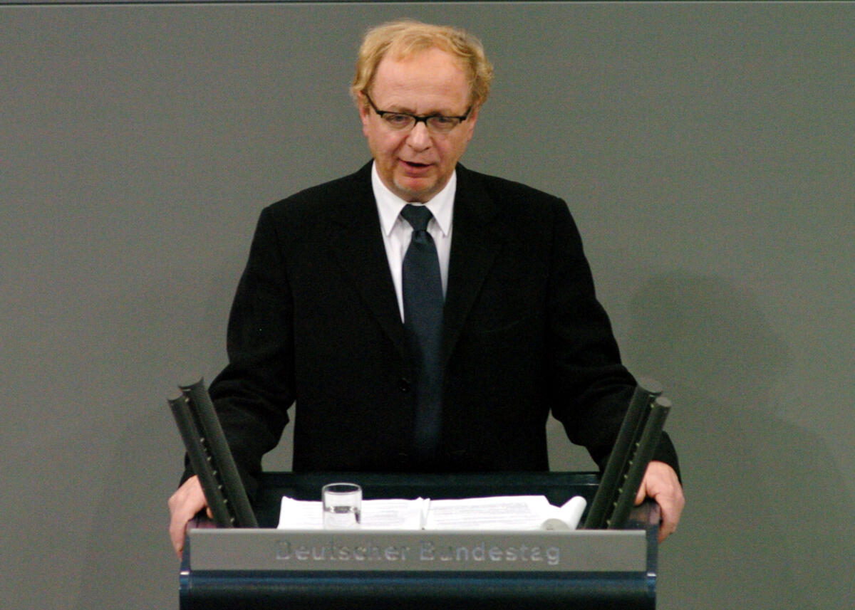 Müller, Michael Michael Müller, MdB, SPD, Rede Deutscher Bundestag, 16. Sitzung, TOP7, Thema: Umwelt und Straßenverkehr.

Rednerpult.