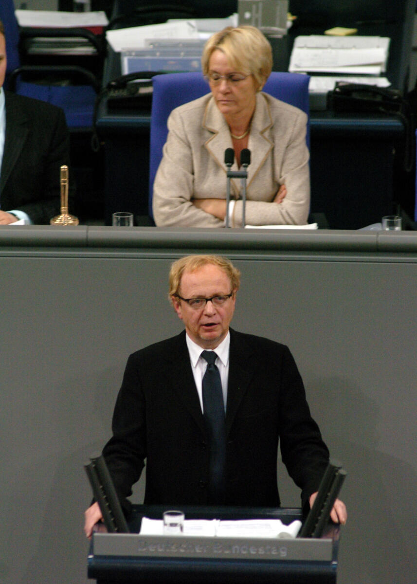 Müller, Michael; Kastner, Susanne Michael Müller, MdB, SPD, Rede Deutscher Bundestag, 16. Sitzung, TOP7, Thema: Umwelt und Straßenverkehr. Vorsitz: Bundestagsvizepräsidentin Dr. h. c. Susanne Kastner, SPD.; Rednerpult.