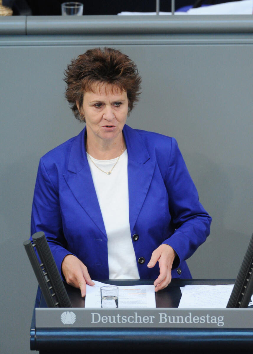 Sabine Zimmermann, DIE LINKE, Bundestagsabgeordnete, Abgeordnete, Mitglied Deutscher Bundestag, MdB, Rede, 109. Sitzung, Top 4, Thema: Arbeitsmarktpolitik für Asylsuchende, Redner 3.; Rednerpult. Zimmermann, Sabine Sabine Zimmermann, DIE LINKE, Bundestagsabgeordnete, Abgeordnete, Mitglied Deutscher Bundestag, MdB, Rede, 109. Sitzung, Top 4, Thema: Arbeitsmarktpolitik für Asylsuchende, Redner 3.; Rednerpult.