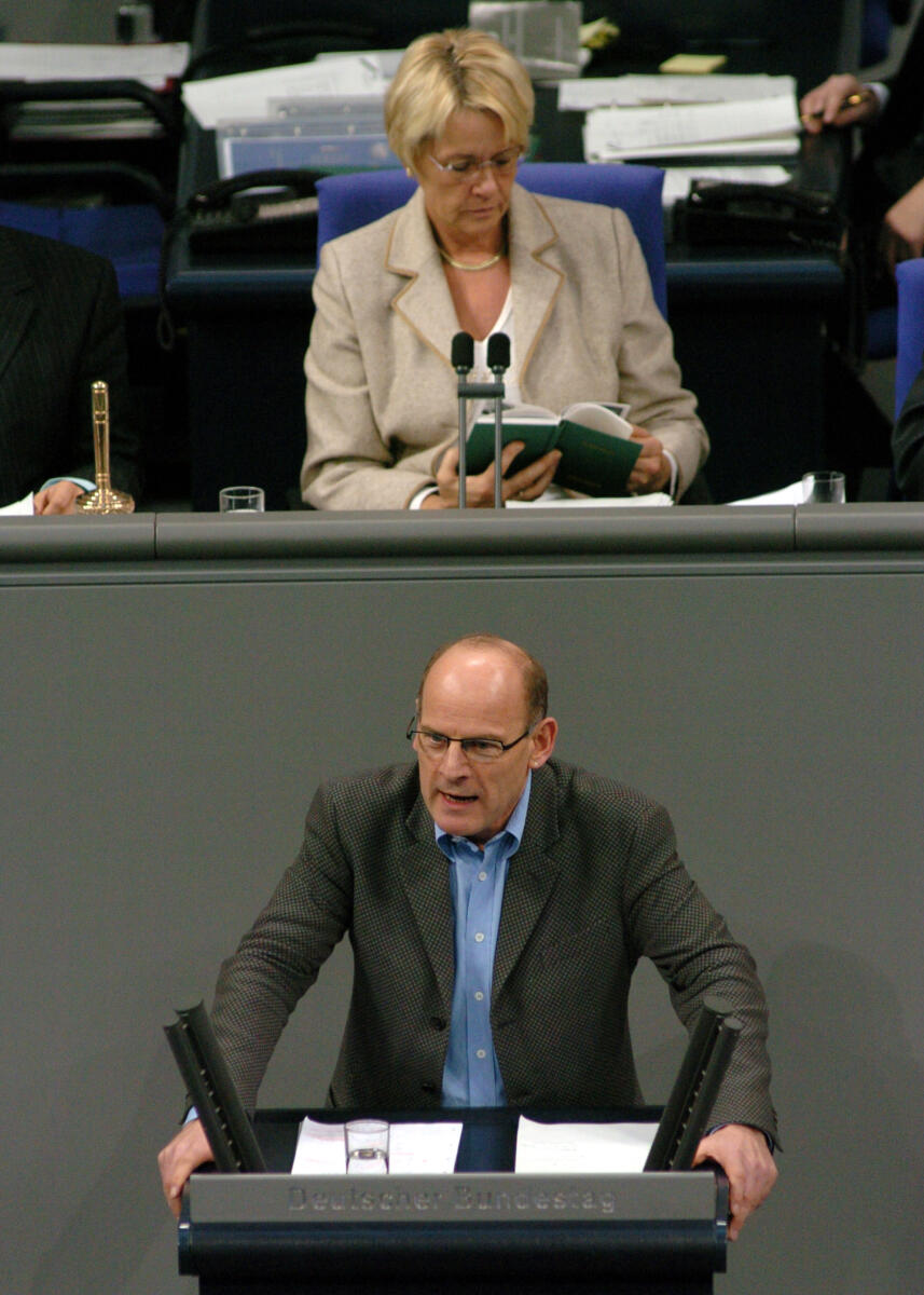Hermann, Winfried; Kastner, Susanne Winfried Hermann, MdB, Bündnis 90/Die Grünen, Rede Deutscher Bundestag, 16. Sitzung, TOP7, Thema: Umwelt und Straßenverkehr. Vorsitz: Bundestagsvizepräsidentin Dr. h. c. Susanne Kastner, SPD.; Rednerpult.