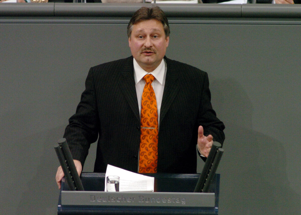 Burkert, Martin Martin Burkert, MdB, SPD, Rede Deutscher Bundestag, 16. Sitzung, TOP7, Thema: Umwelt und Straßenverkehr.

Rednerpult.