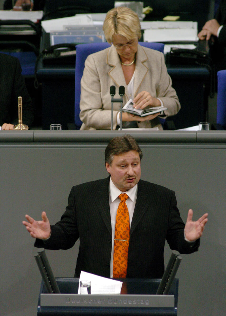 Burkert, Martin; Kastner, Susanne Martin Burkert, MdB, SPD, Rede Deutscher Bundestag, 16. Sitzung, TOP7, Thema: Umwelt und Straßenverkehr. Vorsitz: Bundestagsvizepräsidentin Dr. h. c. Susanne Kastner, SPD.; Rednerpult.