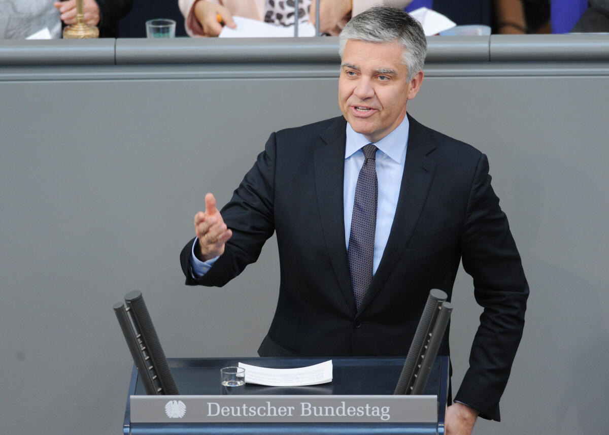Steffel, Frank Dr. Frank Steffel, CDU/CSU, Bundestagsabgeordneter, Abgeordneter, Mitglied Deutscher Bundestag, MdB, Rede, 100. Sitzung, Top 4, Thema: Kleinanlegerschutzgesetz.; Rednerpult.