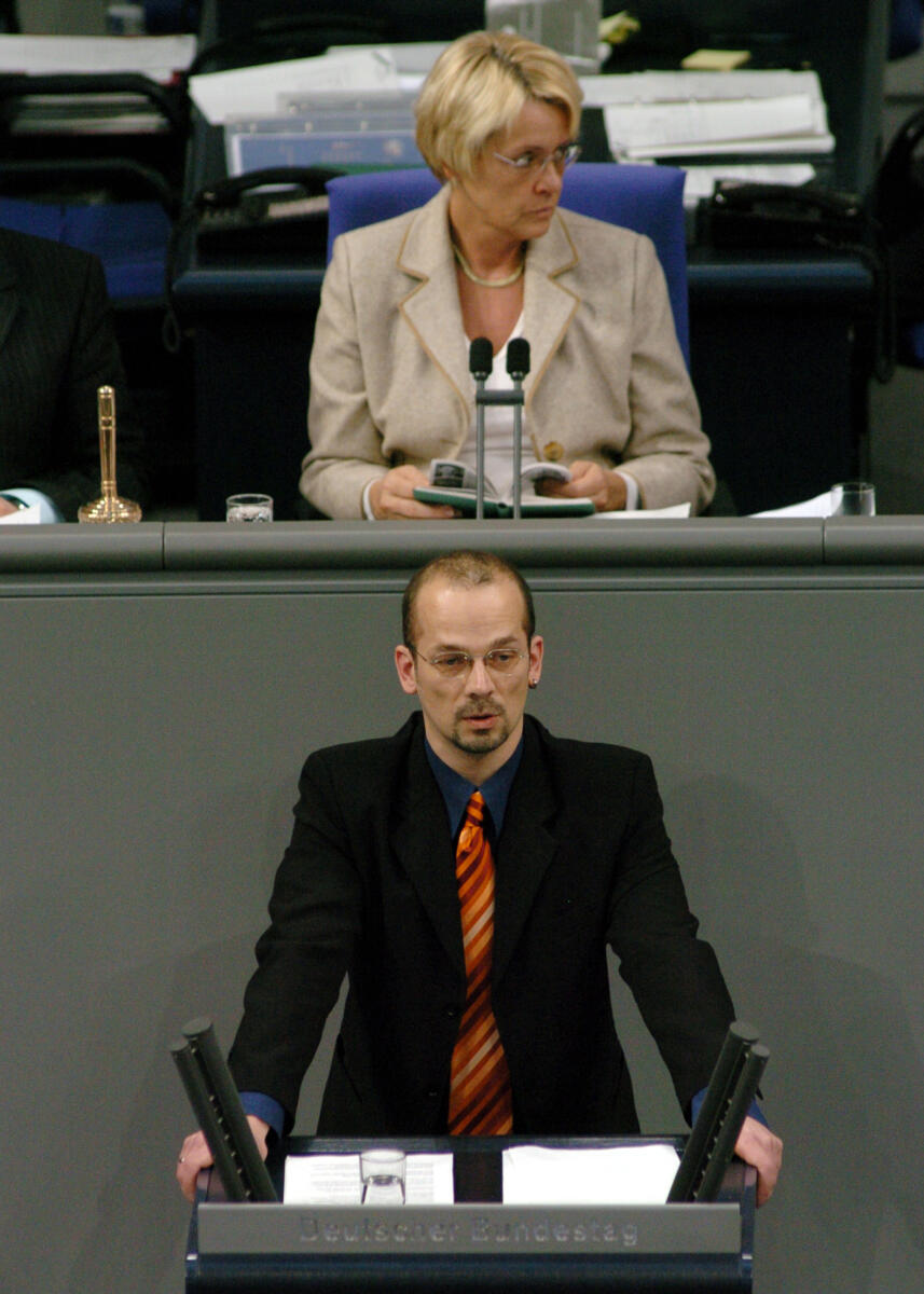 Heilmann, Lutz; Kastner, Susanne Lutz Heilmann, MdB, DIE LINKE., Rede Deutscher Bundestag, 16. Sitzung, TOP7, Thema: Umwelt und Straßenverkehr. Vorsitz: Bundestagsvizepräsidentin Dr. h. c. Susanne Kastner, SPD.; Rednerpult.