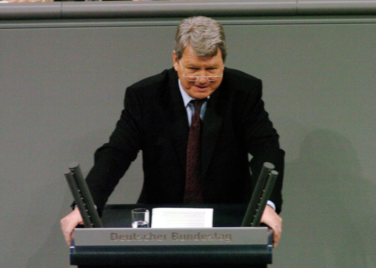 Wieland, Wolfgang Wolfgang Wieland, MdB, Bündnis 90/Die Grünen, Rede Deutscher Bundestag, 16. Sitzung, TOP10, Thema: Bundeswehreinsatz-Fussballweltmeisterschaft 2006.

Rednerpult.