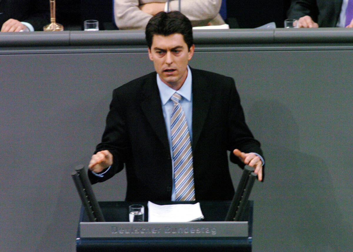Raabe, Sascha Dr. Sascha Raabe, MdB, SPD, Rede Deutscher Bundestag, 16. Sitzung, TOP7, Thema: Umwelt und Straßenverkehr.

Rednerpult.