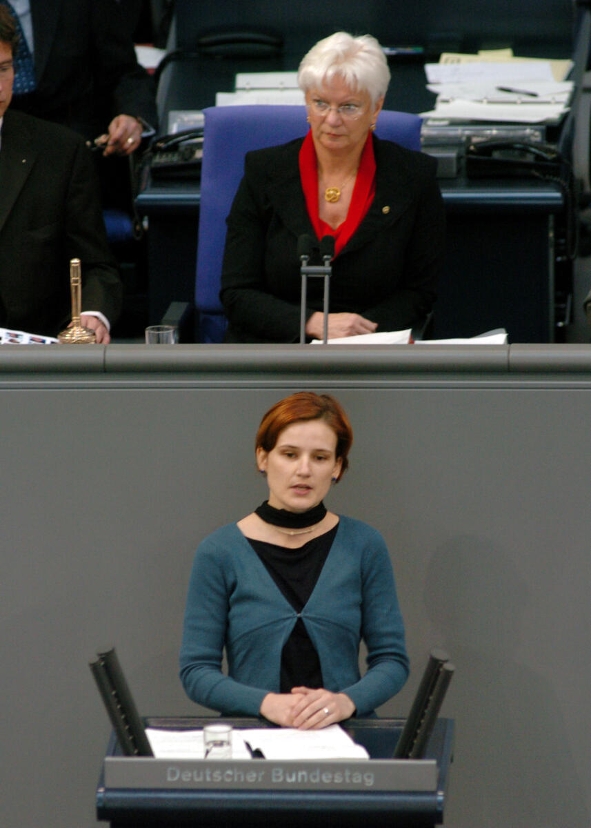 Kipping, Katja; Hasselfeldt, Gerda Katja Kipping, MdB, DIE LINKE., Rede Deutscher Bundestag, 16. Sitzung, TOP3, Thema: Moderne Dienstleistungen am Arbeitsmarkt. Vorsitz: Bundestagsvizepräsidentin Gerda Hasselfeldt, CDU/CSU.; Rednerpult.