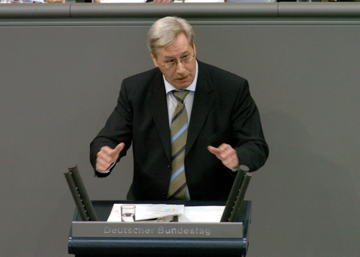 Meckelburg, Wolfgang Wolfgang Meckelburg, MdB, CDU/CSU, Rede Deutscher Bundestag, 16. Sitzung, TOP3, Thema: Moderne Dienstleistungen am Arbeitsmarkt.

Rednerpult.